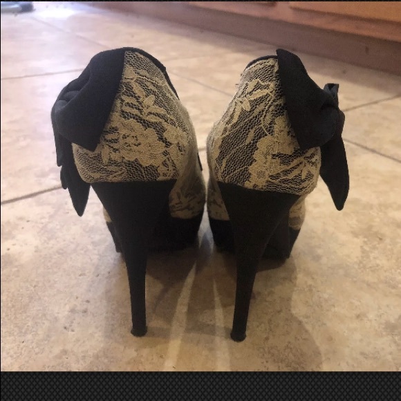 Lacey high heels - black and cream with bows - Picture 3 of 5